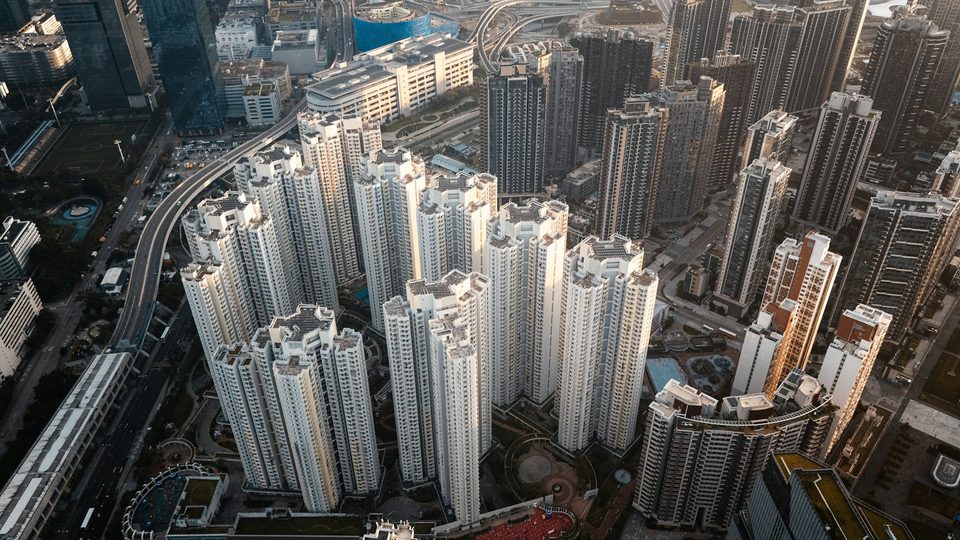 Vista aérea de um conjunto de prédios residenciais altos em uma cidade