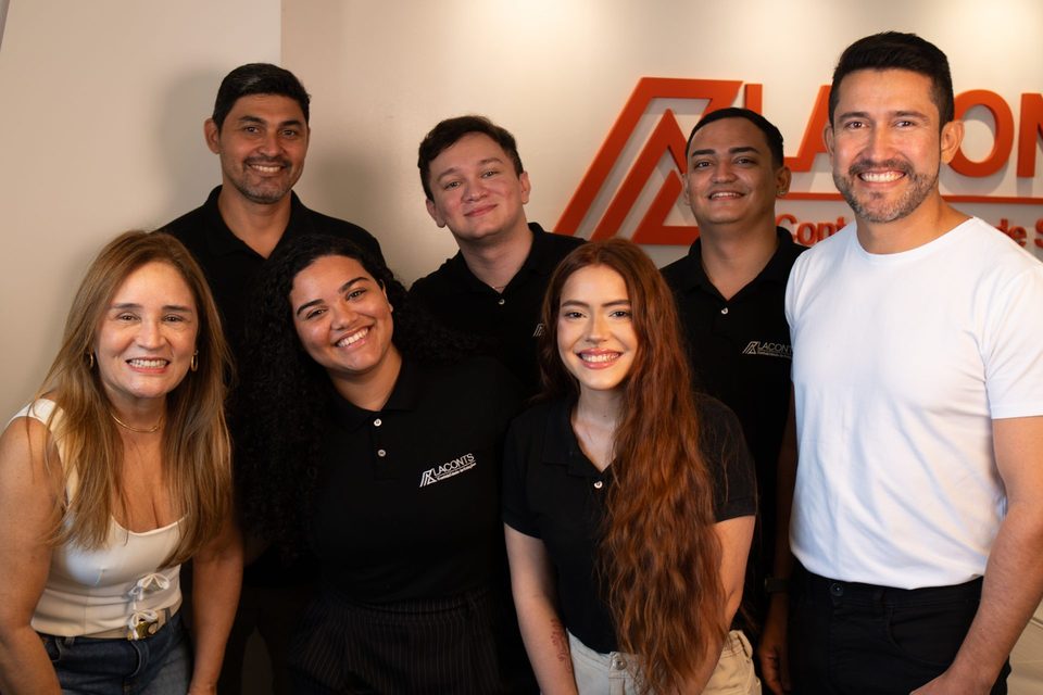 Equipe da Laconts reunida na sede, sorrindo