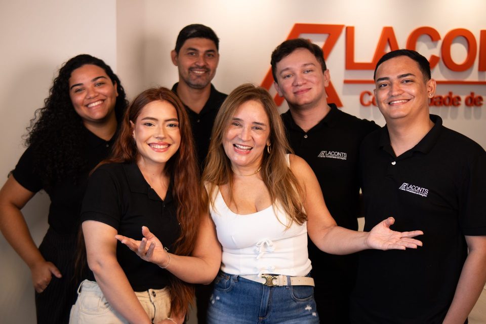 Equipe da Laconts reunida na sede