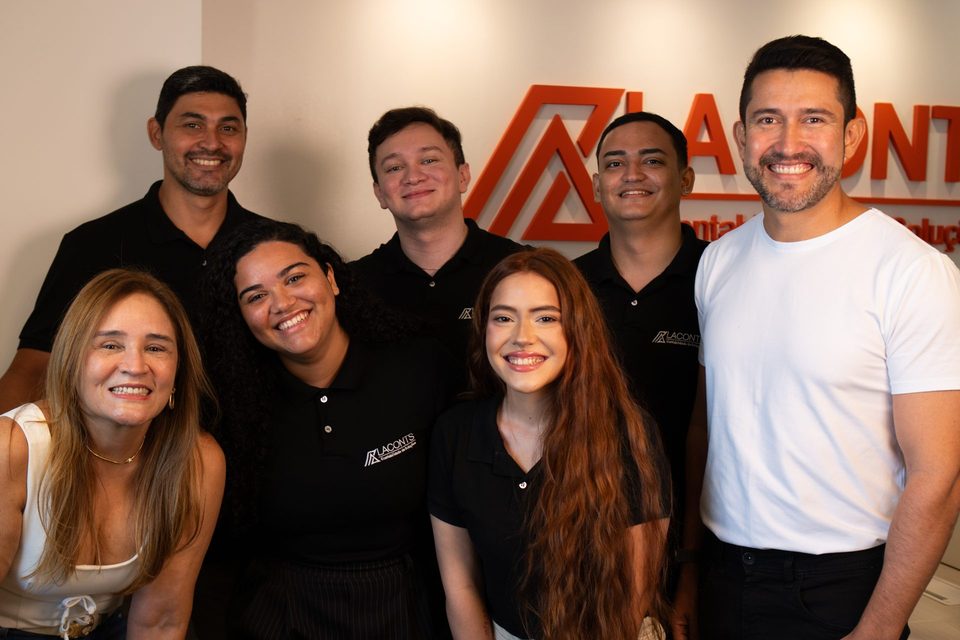Equipe da Laconts reunida na sede, sorrindo